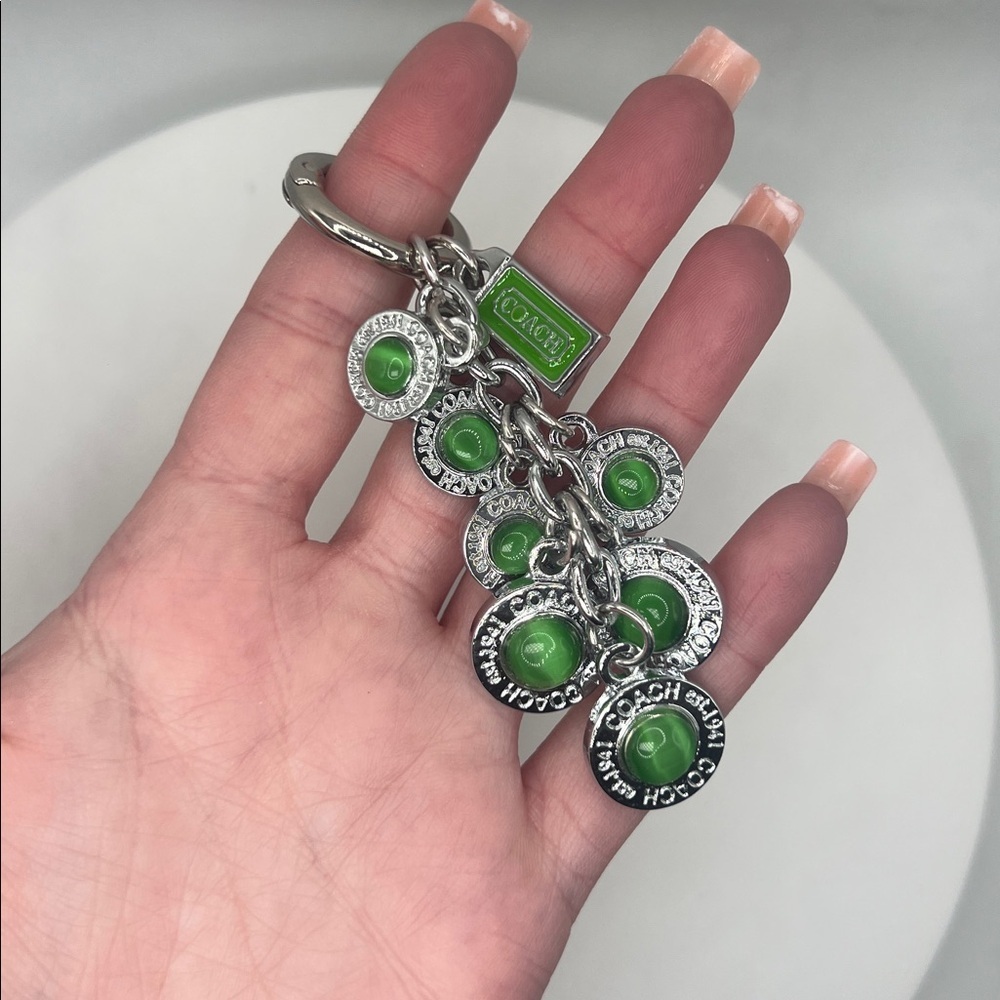 036.Silver and Green Keychain. Box included. - Picture 2 of 3